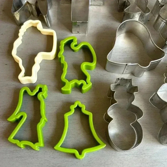 VTG Holiday Cookie Cutters 11 Metal Plastic Christmas Santa Snowman Angel - Picture 4 of 10
